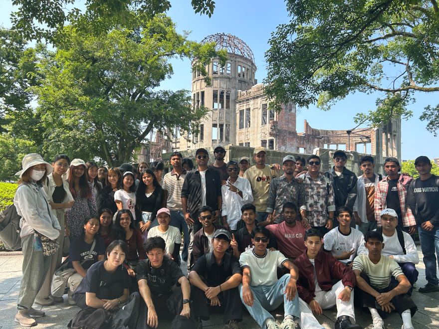 日本ウェルネススポーツ専門学校広島校 日本語科の学生は、毎年７月に平和記念公園で平和学習をします。