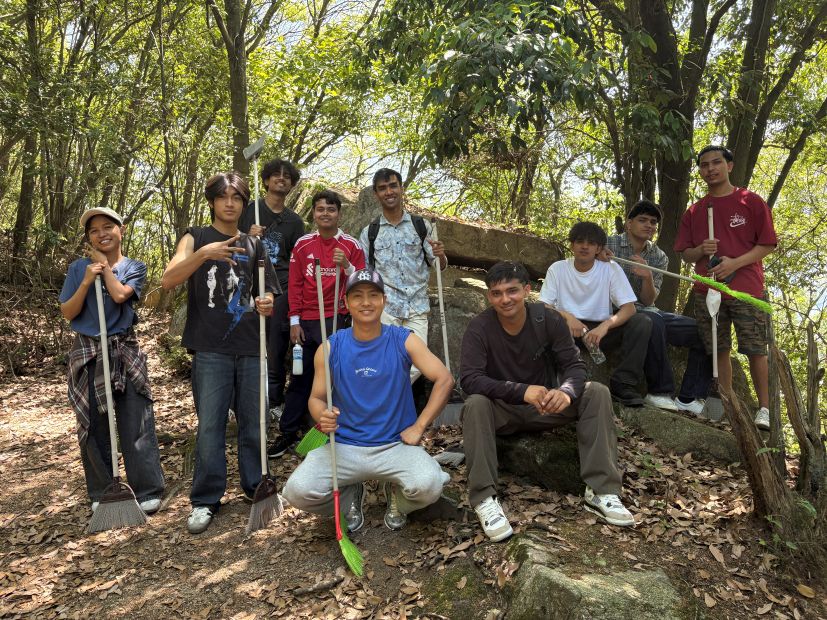 日本ウェルネススポーツ専門学校広島校 新入生は、学校のすぐ裏にある蓮華寺山を登って交流を深めます。