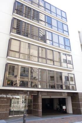 ICA国際会話学院 池袋校の外観です。校舎は２階にあります。