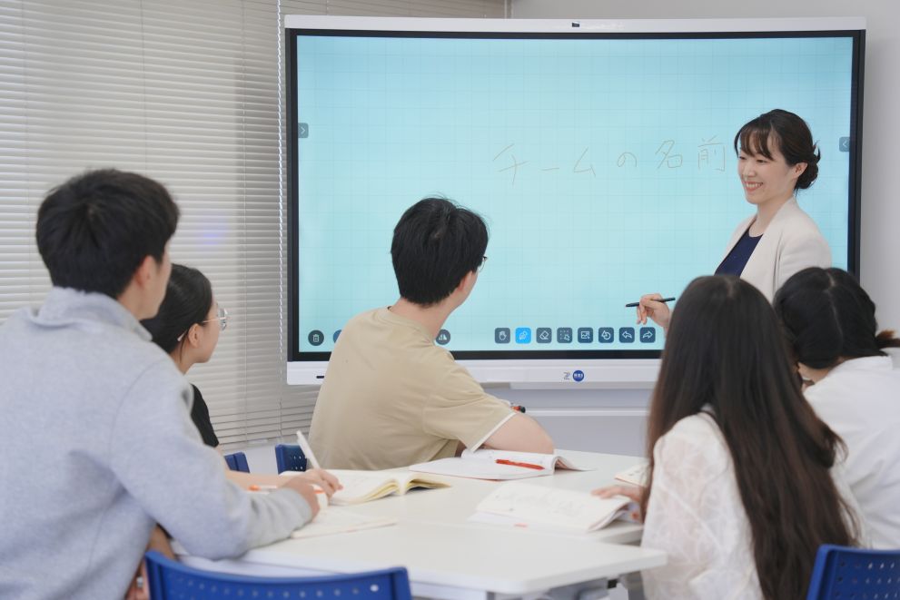 早稲田京福語学院 全教室にビックパッドを設置しています！