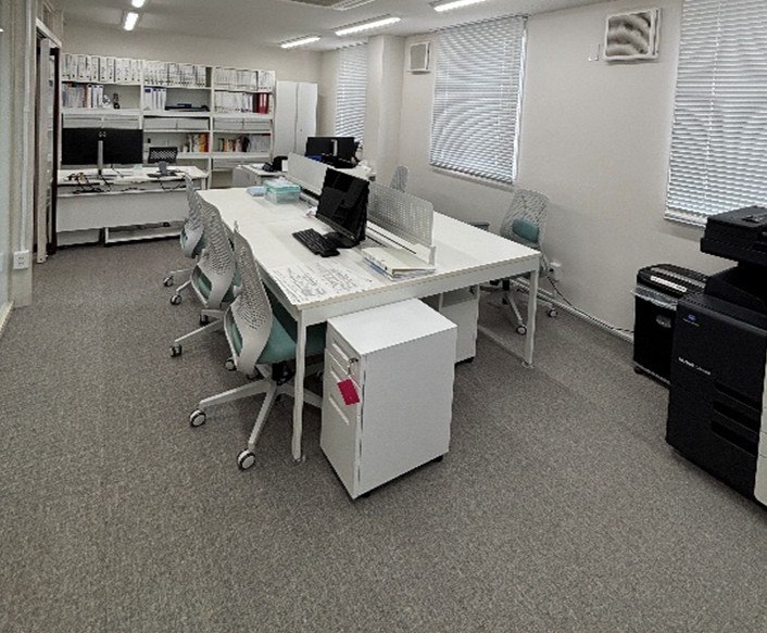 国際ビジネス日本語学校 教務主任が使用するデスク、パソコン有り